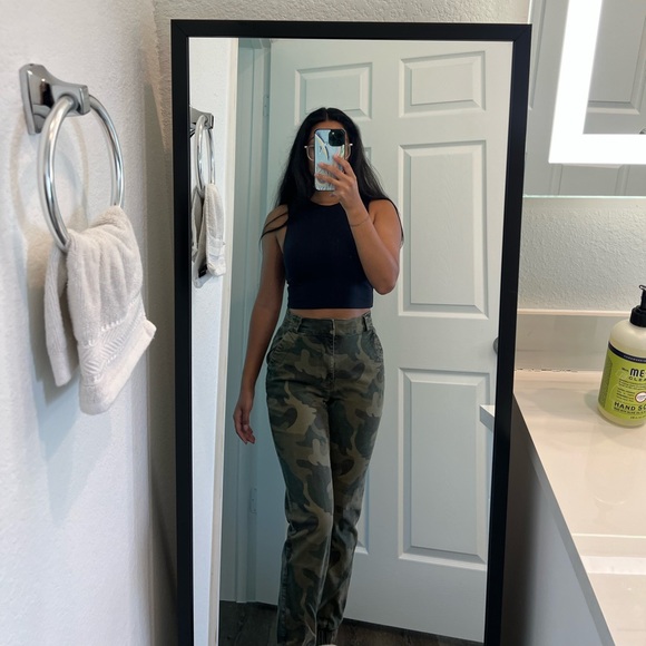 Hollister Ultra High-Rise Jogger in Green Camo - Picture 1 of 5